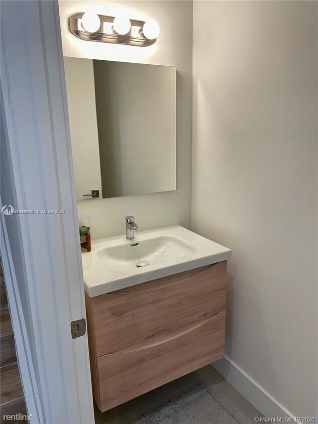 Primary Photo - 3 br, 2.5 bath Townhome - 811 SE 14th St # 0