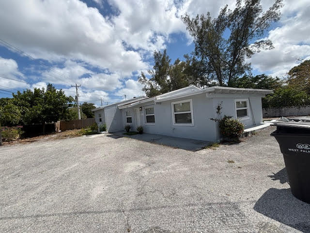 Building Photo - 3619 Pinewood Ave