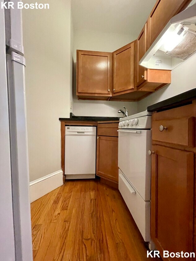 Building Photo - 108 Hemenway St