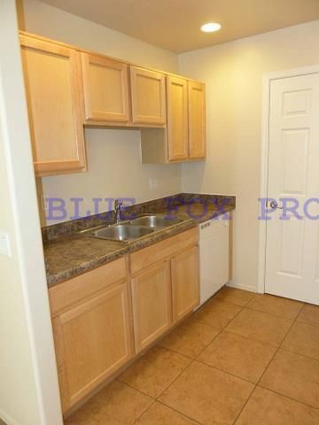Building Photo - 1428 E Elm St