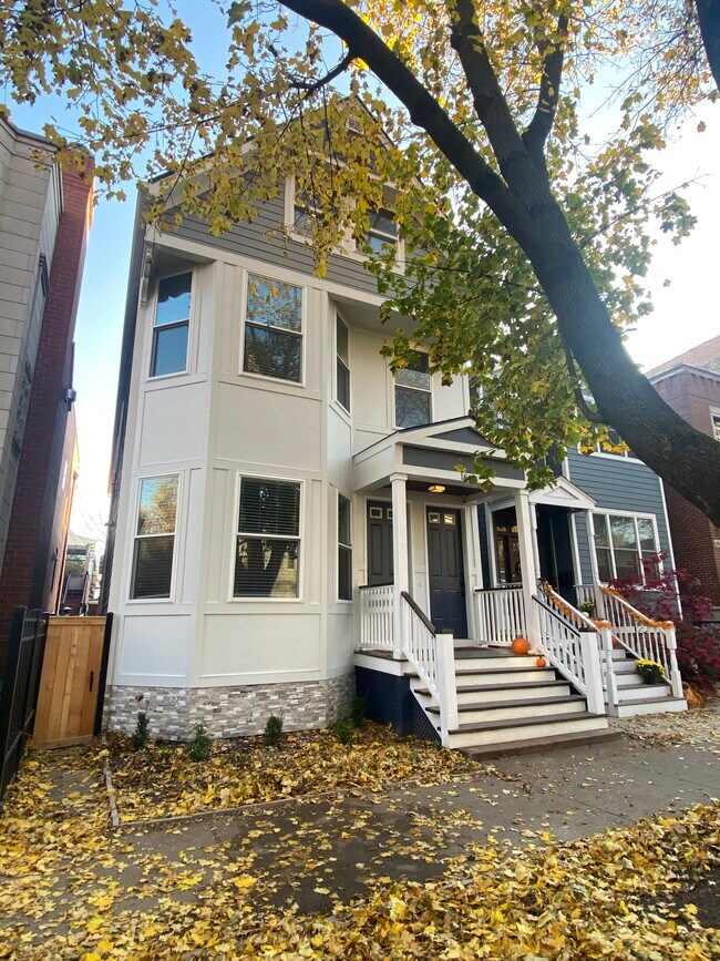 Foto del edificio - 1841 W School St