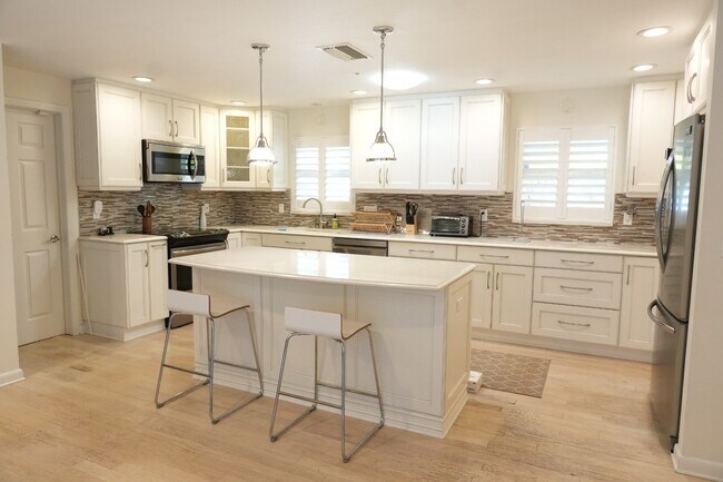 Building Photo - 2412 Clematis St