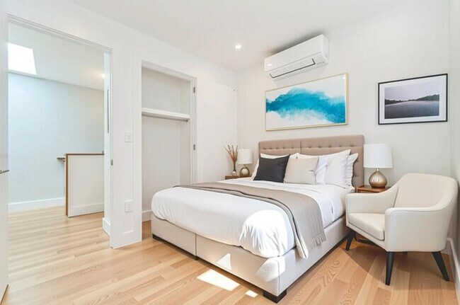 Foto del edificio - 3 bedroom in JACKSON HEIGHTS NY 11372