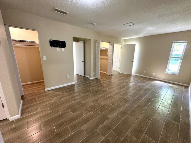 Building Photo - 9221 Silverthorne Dr