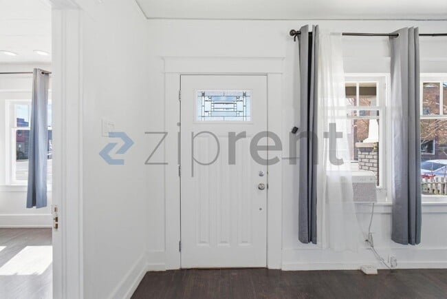 Building Photo - 423 Mill St