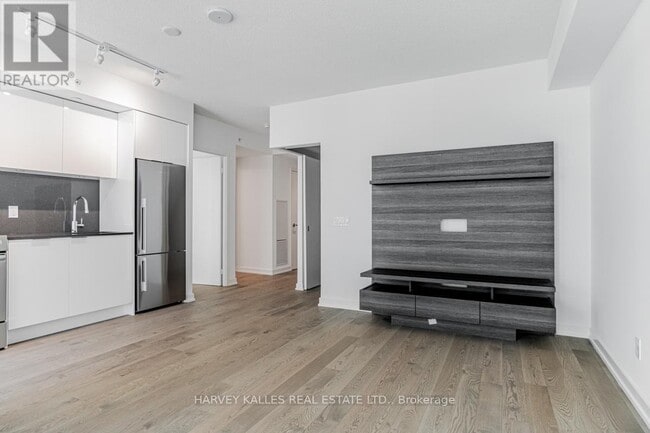 Building Photo - 25 Richmond St E