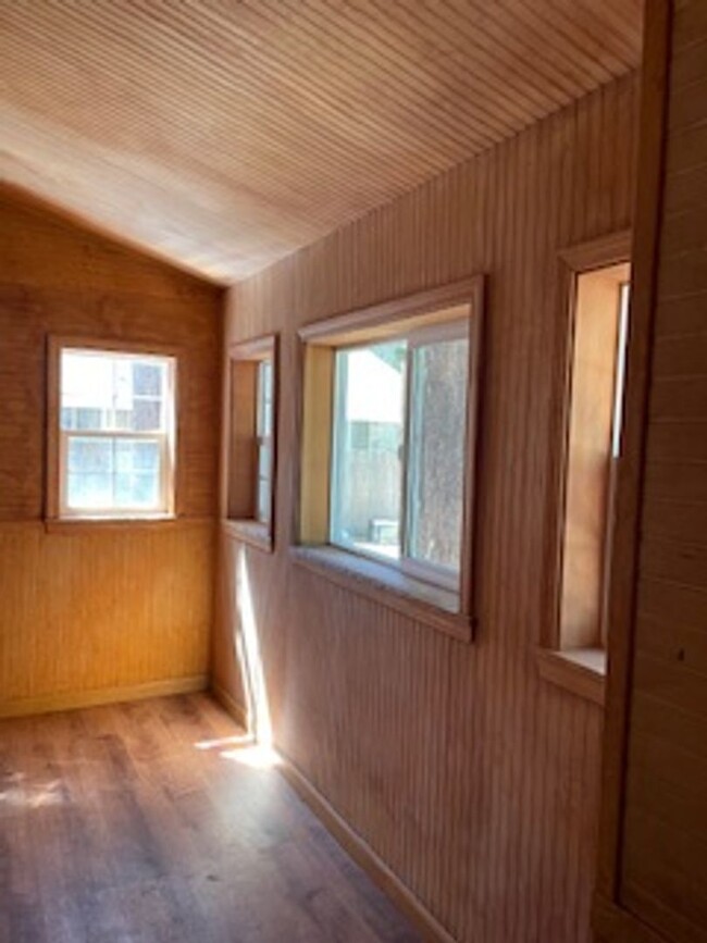 Foto del edificio - Cute 2Bd knotty pine cabin home with den/o...