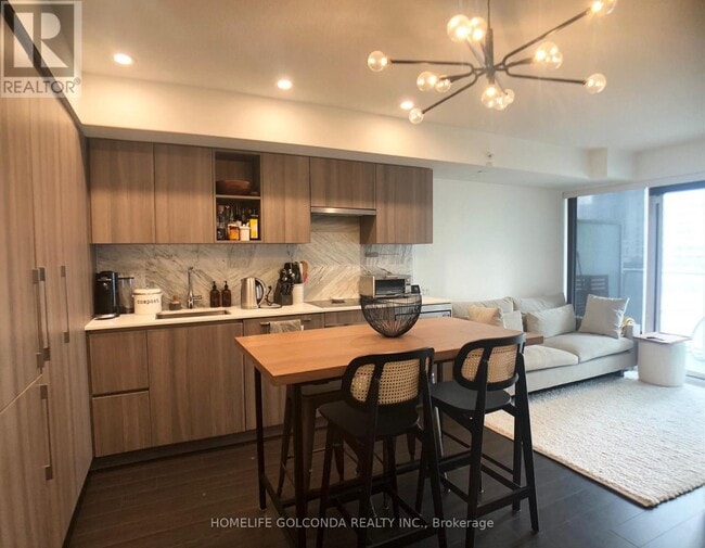 Building Photo - 19 Bathurst St