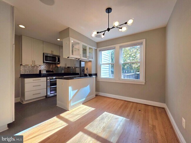 Foto del edificio - 527 E Nelson Ave