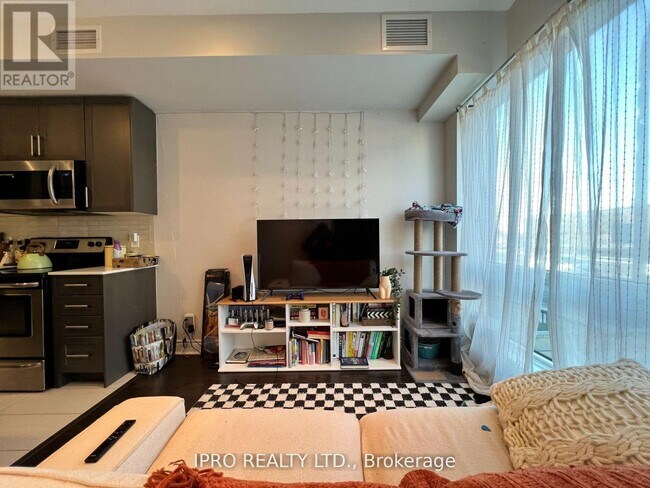 Photo du bâtiment - 639-639 Lawrence Ave W