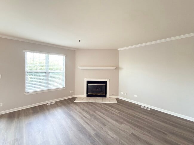 Building Photo - 5S525 Scots Dr