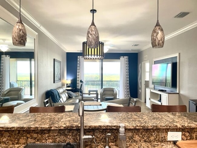 Building Photo - 2026  WINTER RENTAL !! FURNISHED 2/2/ RIVE...