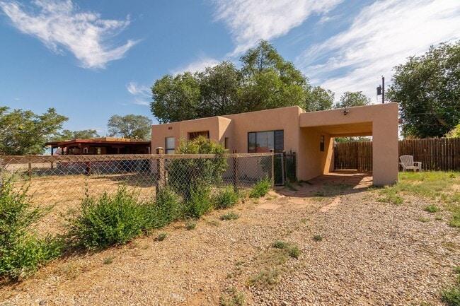 Building Photo - Cute Centrally Located Single Family Home ...