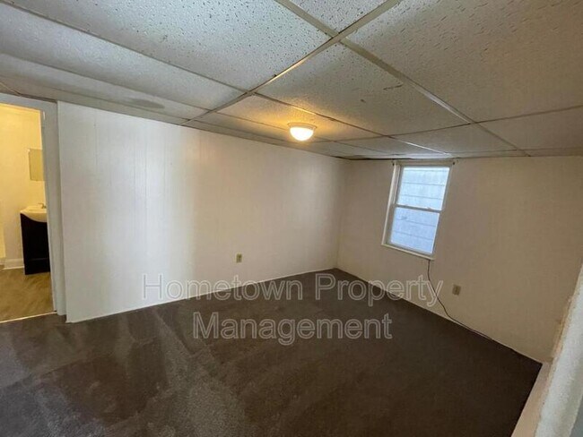 Building Photo - 663 E Market St