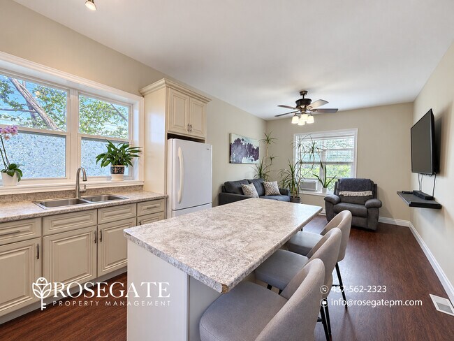 Building Photo - Pet-Friendly 2-Bedroom Corner-Unit House in Barrie | 2 Parking Spots + Deck