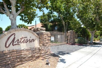 Building Photo - 200 Chambers St