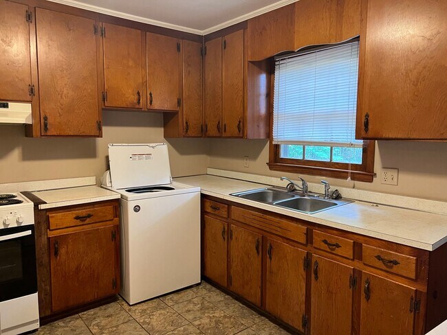 Building Photo - 2 Bedroom | 1 Bath Townhouse near Cameron ...