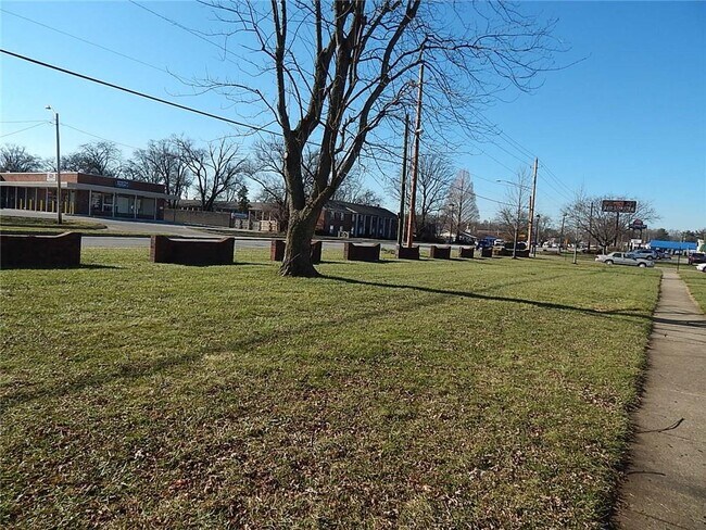 Building Photo - 708 E Thompson Rd