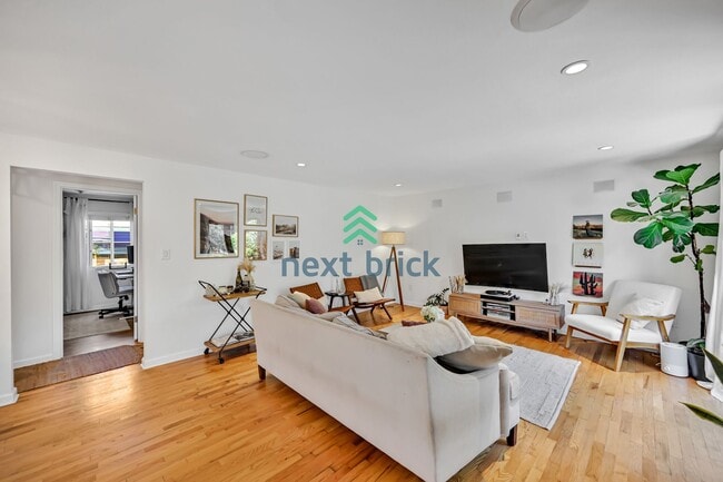 Building Photo - A beautiful 3 bedrooms and 2 bathrooms house