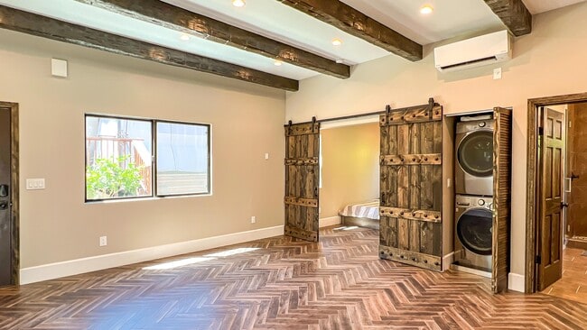 Building Photo - 2264 Lillyvale Ave