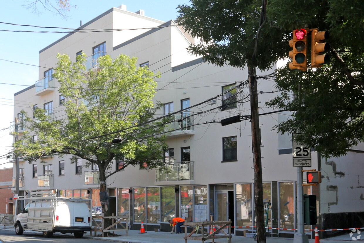 Foto principal - 6241-6249 Forest Ave