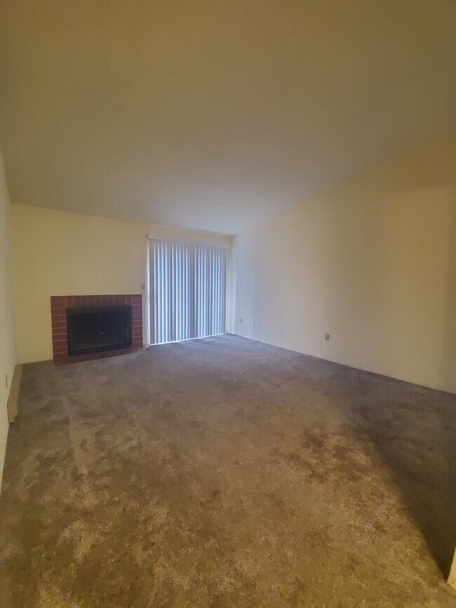 Building Photo - 788 NE Mesa Ln