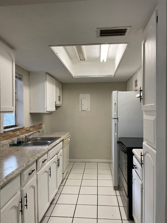 Building Photo - 1/2 Month Rent Free! 1 Bedroom Apartment