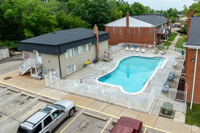Leasing Office / Community Pool - Woodside Manor Apartments