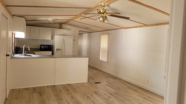 Foto del edificio - 2875 N Hill Field Rd