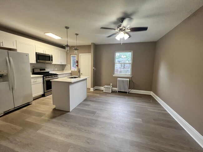 Building Photo - Lovely 3 BR/2 BA Townhome in Brooklyn!