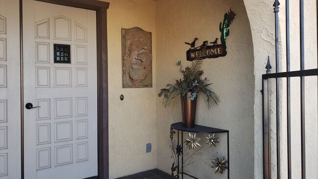 Building Photo - Fully Furnished Pool Home Avail Now throug...