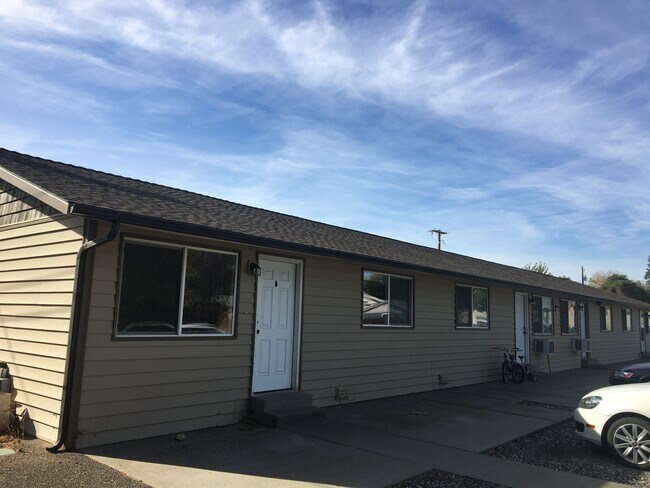 Apartamento C available;12-1-21 - 3695 Fargo St