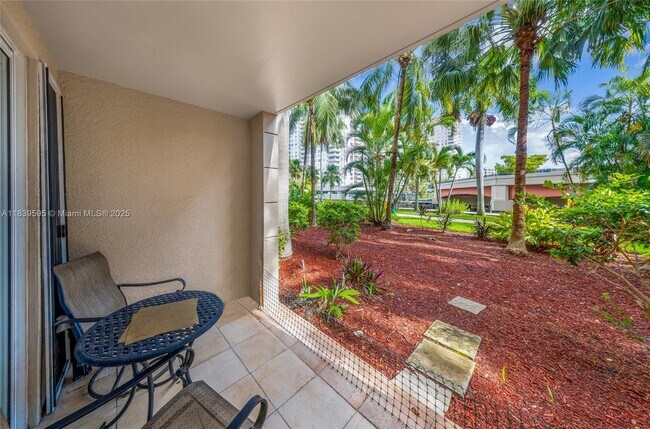 Foto del edificio - 17150 N Bay Rd