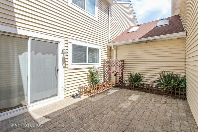 Building Photo - 385 Le Parc Cir