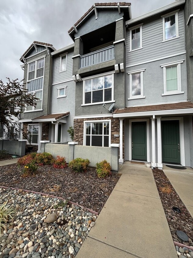 Primary Photo - Beautiful Condominium Across From Great Pu...