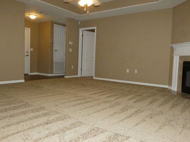 Building Photo - Beautiful Custom Home - Large Lot