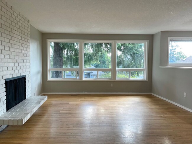 Building Photo - SPACIOUS 4 Bed/3 Full Bath Home in West Linn