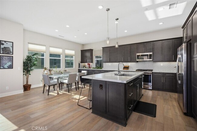 Building Photo - 227 Follyhatch