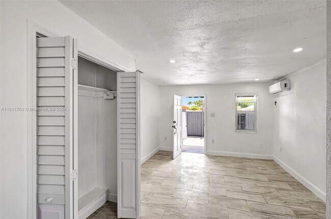 Foto del edificio - 4710 NW 170th St