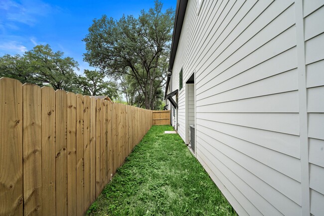 Building Photo - 2623 Huntington Creek Ln