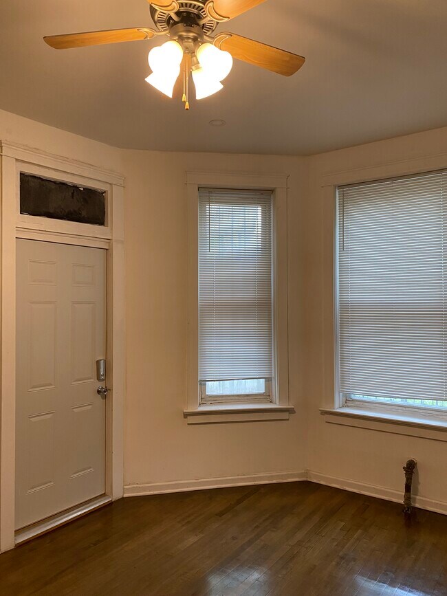 Entry/Living Room - 2442 S Saint Louis Ave