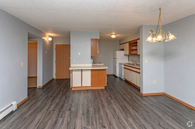 Royal Court Apartments 725 42nd St Fargo ND 58103 Apartments com Royal Court Apartments 725 42nd St Fargo ND 58103 Apartments com
