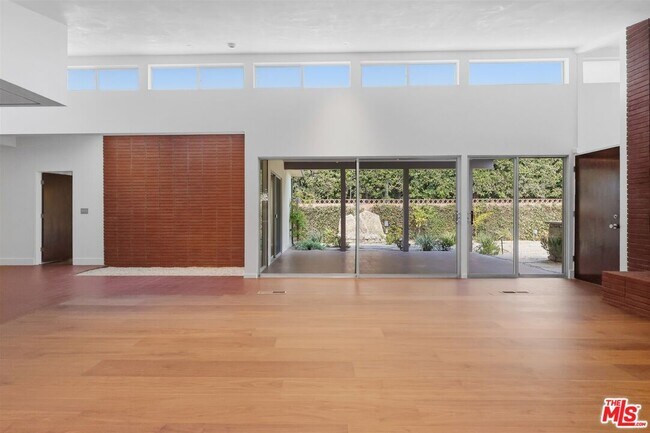 Foto del edificio - 444 S Windsor Blvd