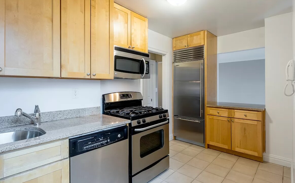 Primary Photo - 786 Columbus Ave