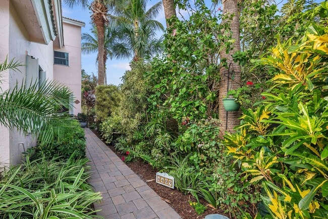 Building Photo - 4409 Fairway Dr N