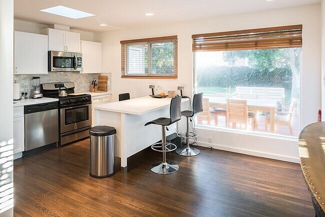 Building Photo - 3520 S Bentley Ave