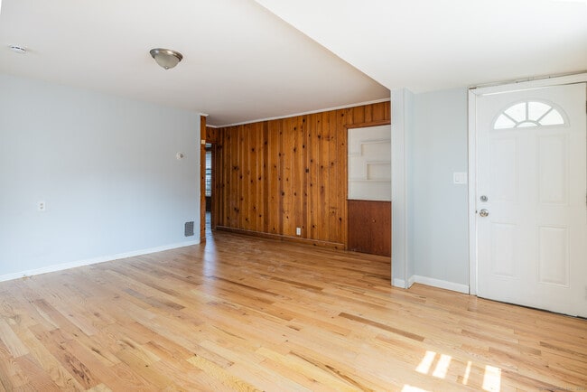 Building Photo - 668 Grand St