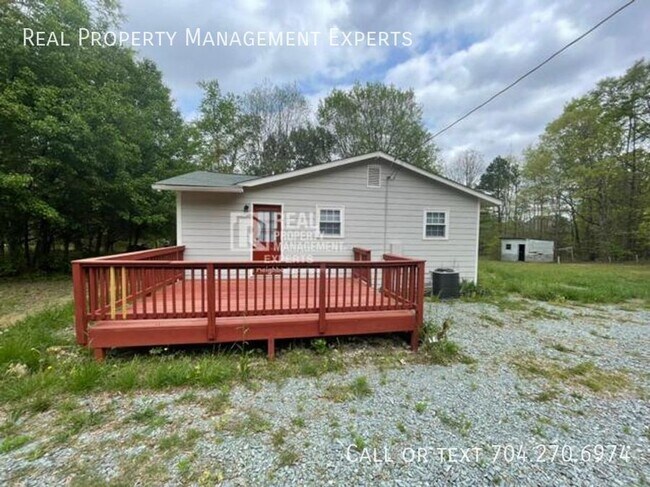 Building Photo - Ready to Move-In 3 Bed 1bath in Matthews!