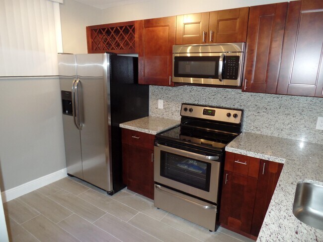 Foto del edificio - 109 Lake Emerald Dr