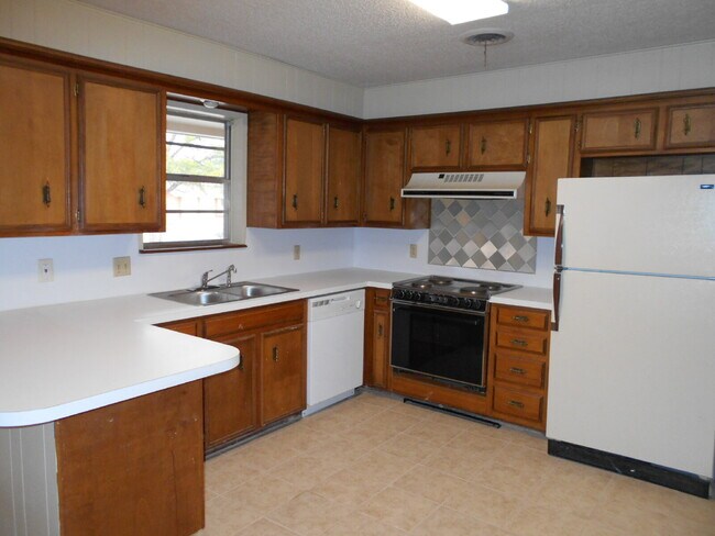 Building Photo - Spacious 3/2/2 Near Preston Smith Park